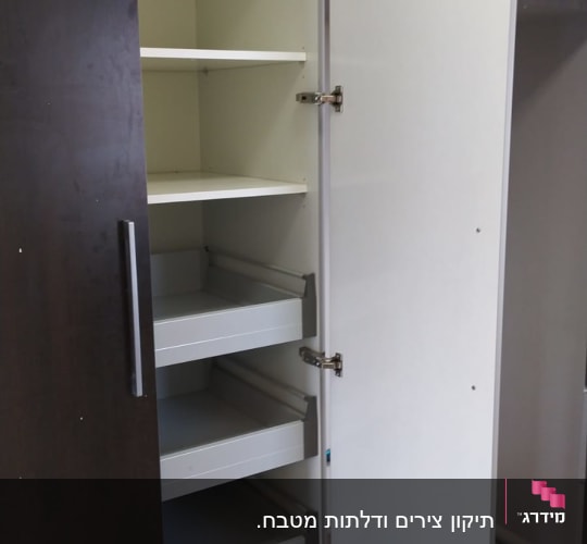 ארון מטבח פתוח עם מדפים ומגירות נשלפות